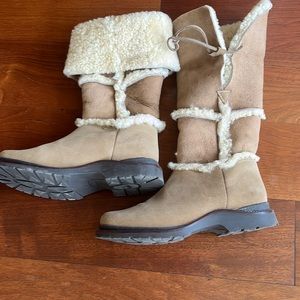 Llbean Swede boots w faux fur.  Worn once in house.  Very cute!